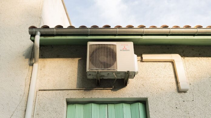 "Ce sera la France des ventilateurs contre la France des climatiseurs" : la canicule fait aussi grimper la température du débat politique.