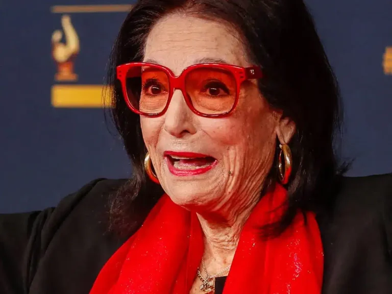 "Je dois écouter mon médecin", Nana Mouskouri s’excuse à 92 ans de devoir se retirer de la scène