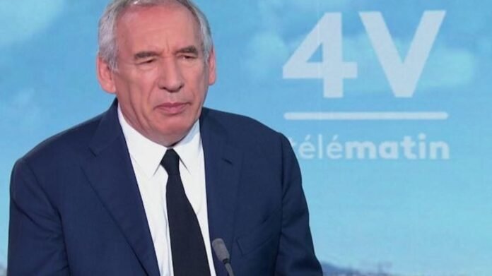 "La France est le pays du monde qui a le plus d'impôts, et on ne peut pas dire que l'on se porte mieux. La question, c'est la réorganisation complète de notre action publique", déclare François Bayrou, ancien Premier ministre et président du MoDem.