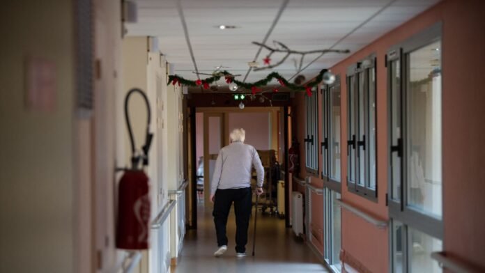 "Les habitants ne quittent pas la ville, ils partent vers le cimetière": des bancs avec accoudoirs, plus de toilettes… Ces petites municipalités doivent s'adapter au vieillissement de la population