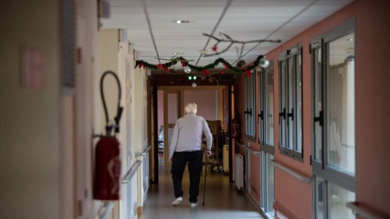 "Les habitants ne quittent pas la ville, ils partent vers le cimetière": des bancs avec accoudoirs, plus de toilettes… Ces petites municipalités doivent s'adapter au vieillissement de la population