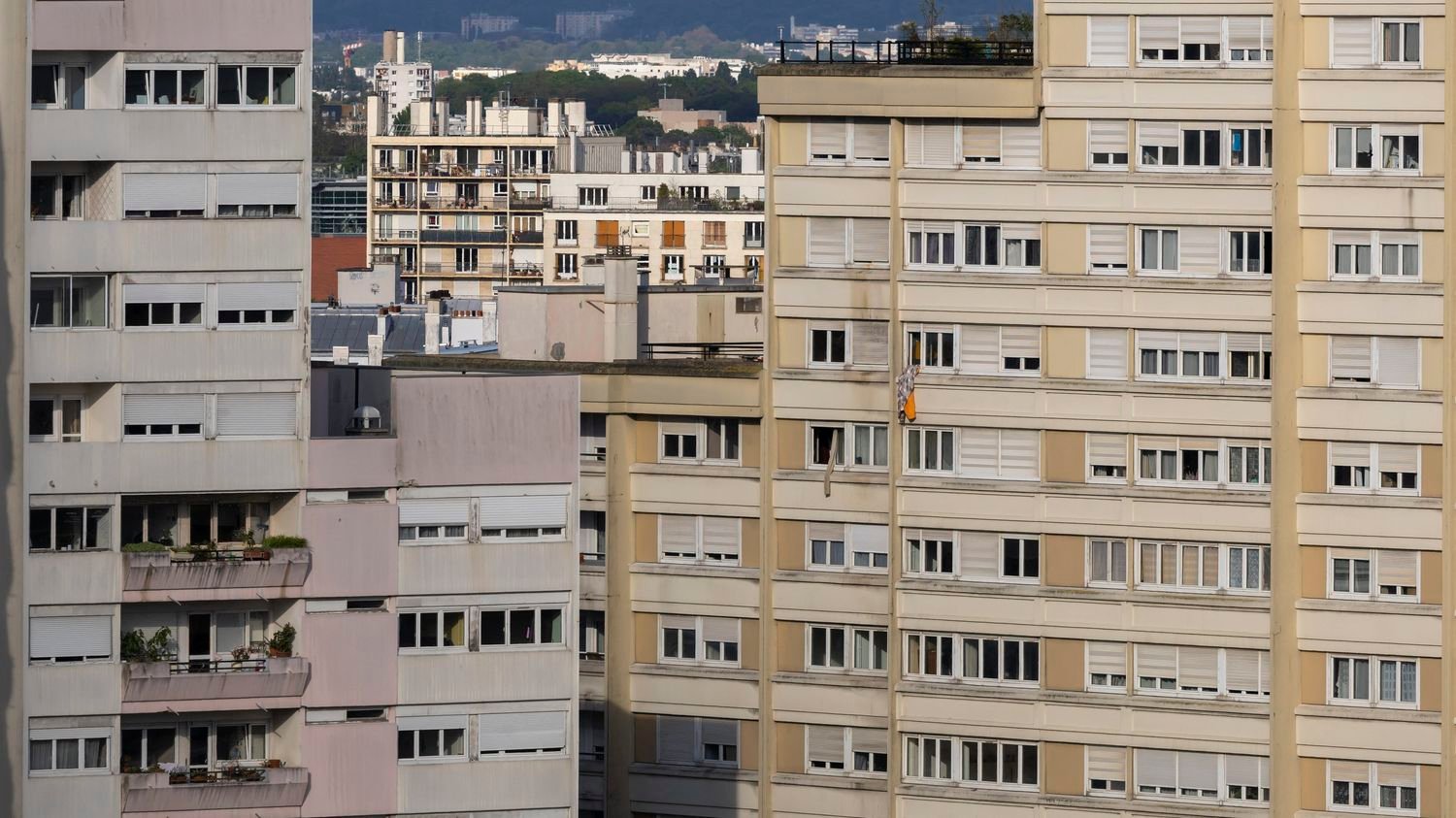 "On court après le réchauffement climatique" : pourquoi la France a-t-elle tant de mal à faire face aux vagues de chaleur ?