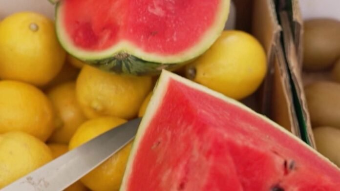 "Plutôt que de l'eau, je préfère un morceau de pastèque bien frais" : face aux chaleurs, l'attrait du fruit rafraîchissant