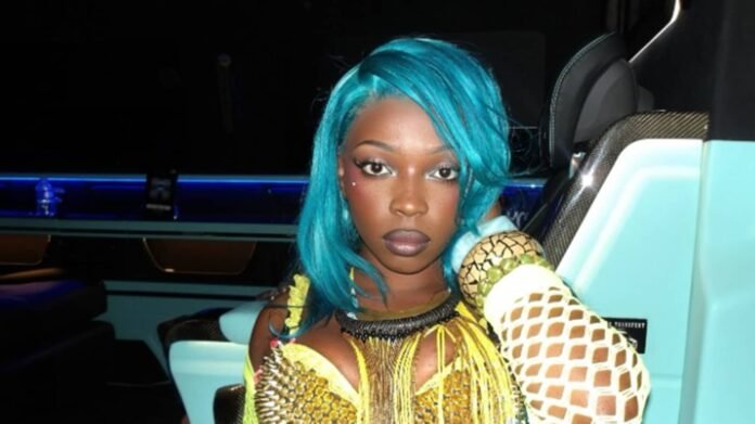 "Ton père la salope" : la chanteuse Theodora en roue libre