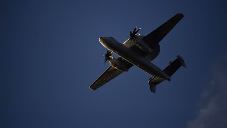 "Une situation sans précédent": un rapport dévoile comment un avion-radar en feu a été contraint d'atterrir d'urgence sur le Charles de Gaulle l'an dernier