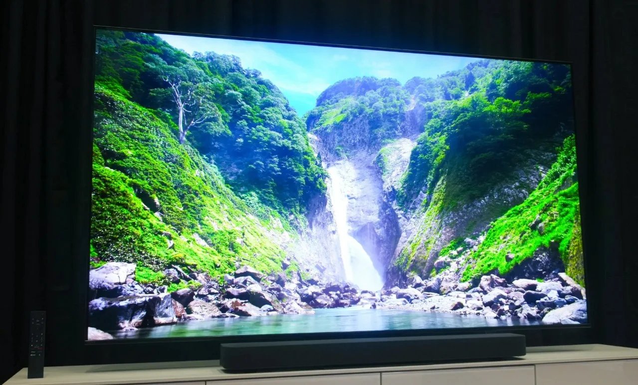 Téléviseur moderne haut de gamme fixé au mur d'un salon