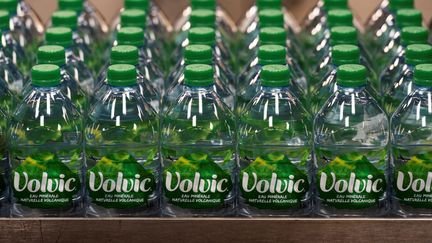 Des bouteilles d'eau de la société française d'eau minérale Volvic dans le Puy-de-Dome, le 5 mai 2021. Photo d'illustration. (THIERRY ZOCCOLAN / AFP)
