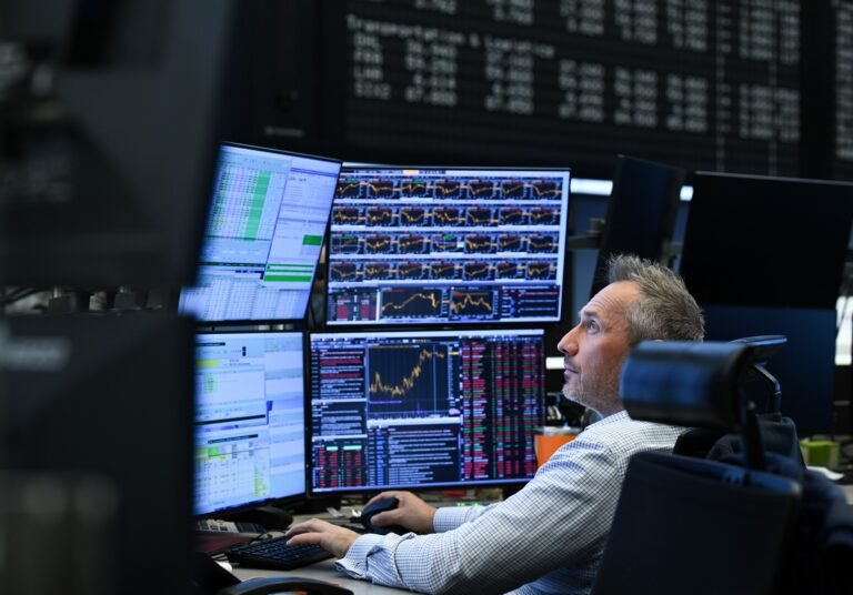 تراجع الأسواق الأوروبية مع ترقب توجهات المركزي الأمريكي بشأن الفائدة