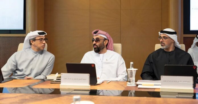 طحنون بن زايد يترأس اجتماع مجلس الشؤون الاستثمارية بأبوظبي