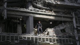Un homme observe les environs depuis un immeuble endommagé à la suite d'un séisme survenu à Catia La Mar, dans l'État de La Guaira, à environ 30 km au nord-ouest de Caracas, le 25 juin 2026