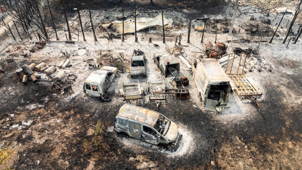 Cette vue aérienne montre des voitures calcinées à la suite d'un incendie de forêt survenu au Porge, dans le département de la Gironde, dans le sud-ouest de la France, le 25 juillet 2026.
