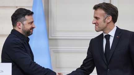 Emmanuel Macron et Volodymyr Zelensky à Paris, le 13 mars 2026. (LUDOVIC MARIN / AFP)