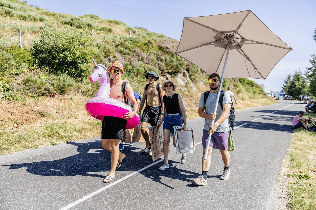 Une licorne rose en route vers le sommet.