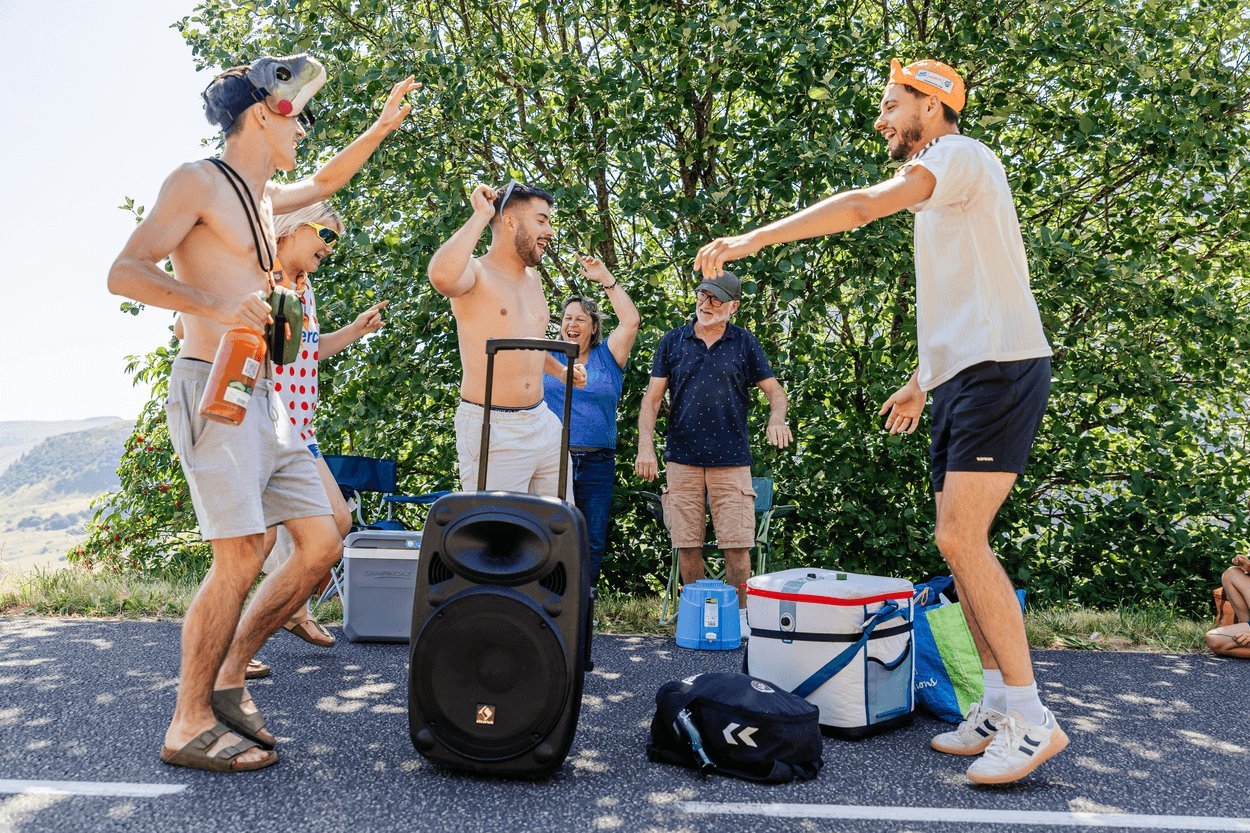 Des jeunes dansent au rythme de leur musique.