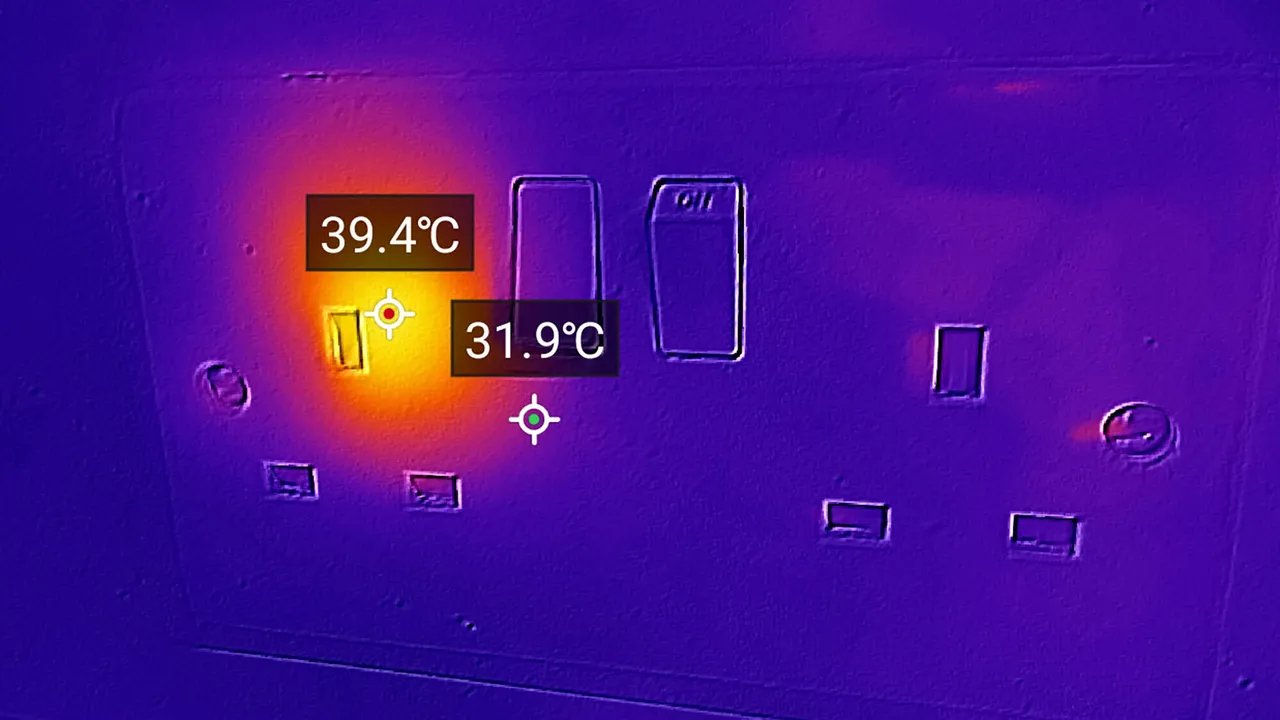 Les problèmes électriques peuvent se cacher n’importe où… comme derrière cette prise murale (un fil était déconnecté, ce qui provoquait une surchauffe générale.)