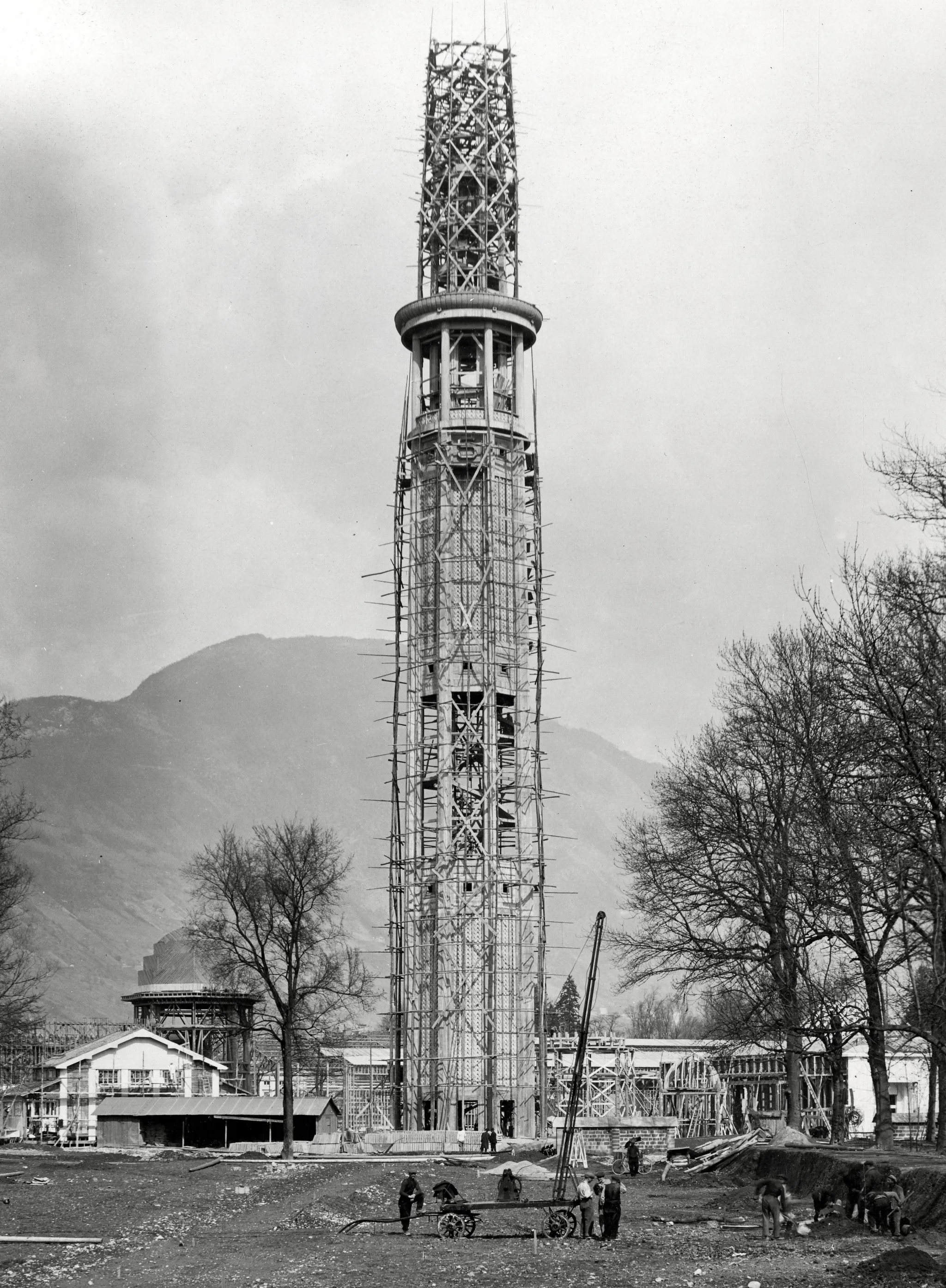 La tour Perret de Grenoble, première tour en béton armé construite au monde, peu avant son inauguration en 1925.