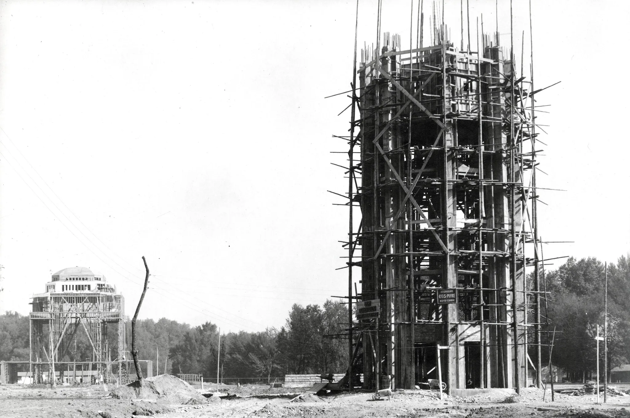 La tour Perret de Grenoble, au début de sa construction en 1924.