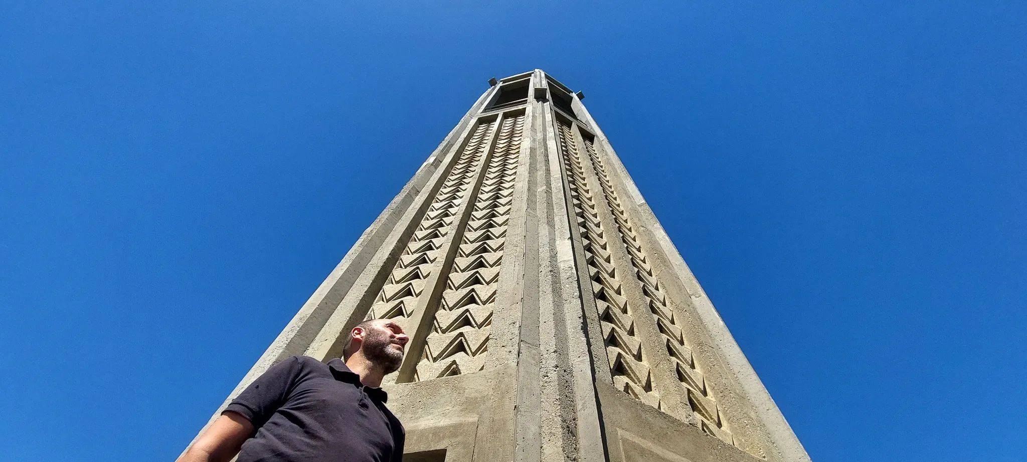 L'architecte et docteur en histoire de l'art, Cédric Avenier, au plateau des 60 mètres de la tour Perret de Grenoble.