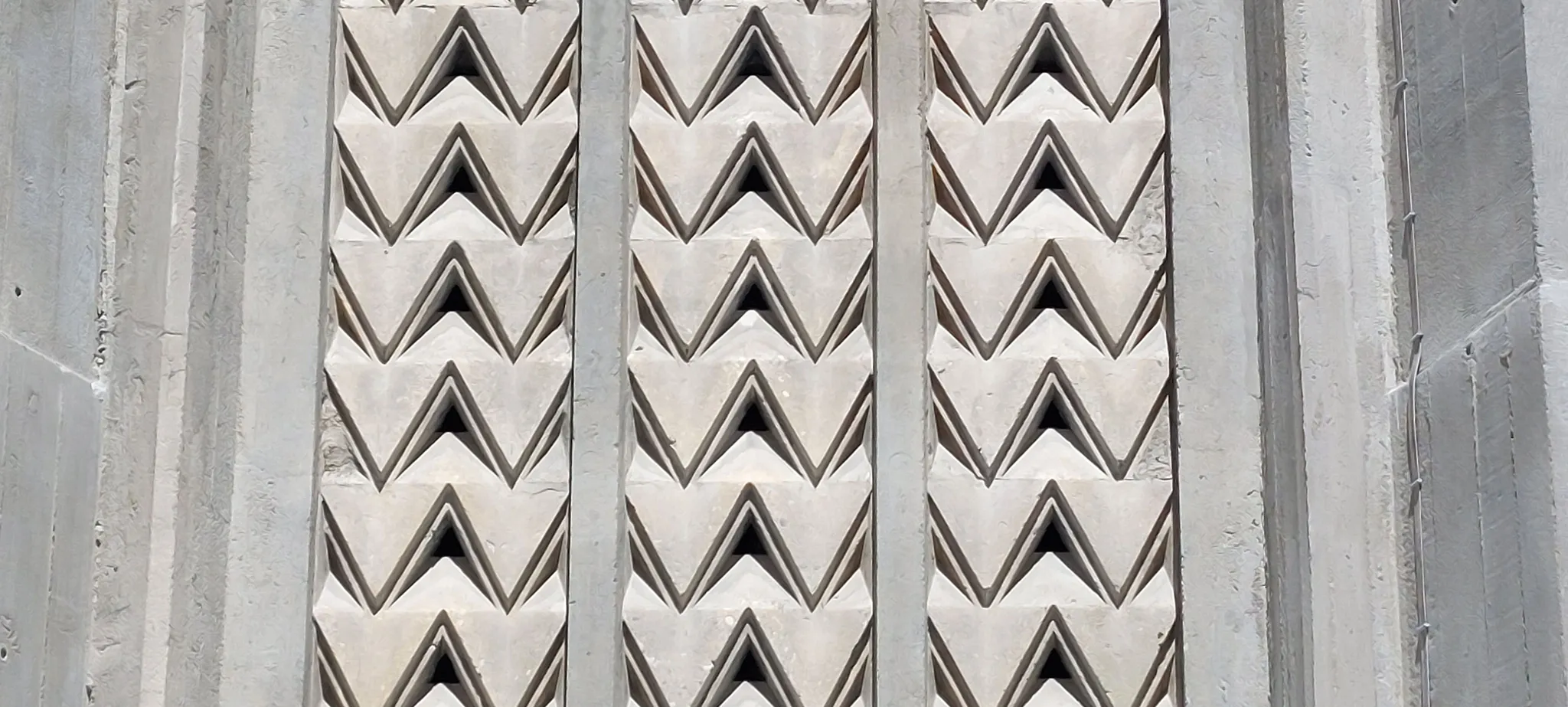 Visibles de l'extérieur de l'édifice : les claustras, triangles pointe en bas, éléments fondamentaux de l'œuvre d'Auguste Perret.