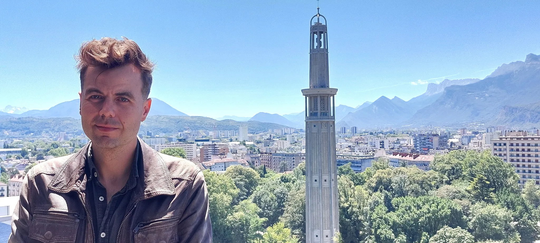 Alexis Monge, adjoint PCF à la maire de Grenoble en charge de la vie culturelle et des arts, en haut de l'hôtel de ville situé à proximité de la tour Perret.