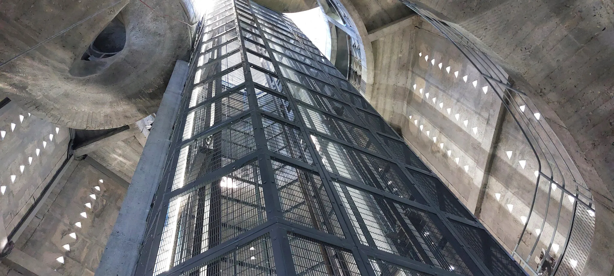 La tour Perret exposant son ossature, ses proportions et sa logique constructive, n'est "remplie" que par ses escaliers et ascenseurs.