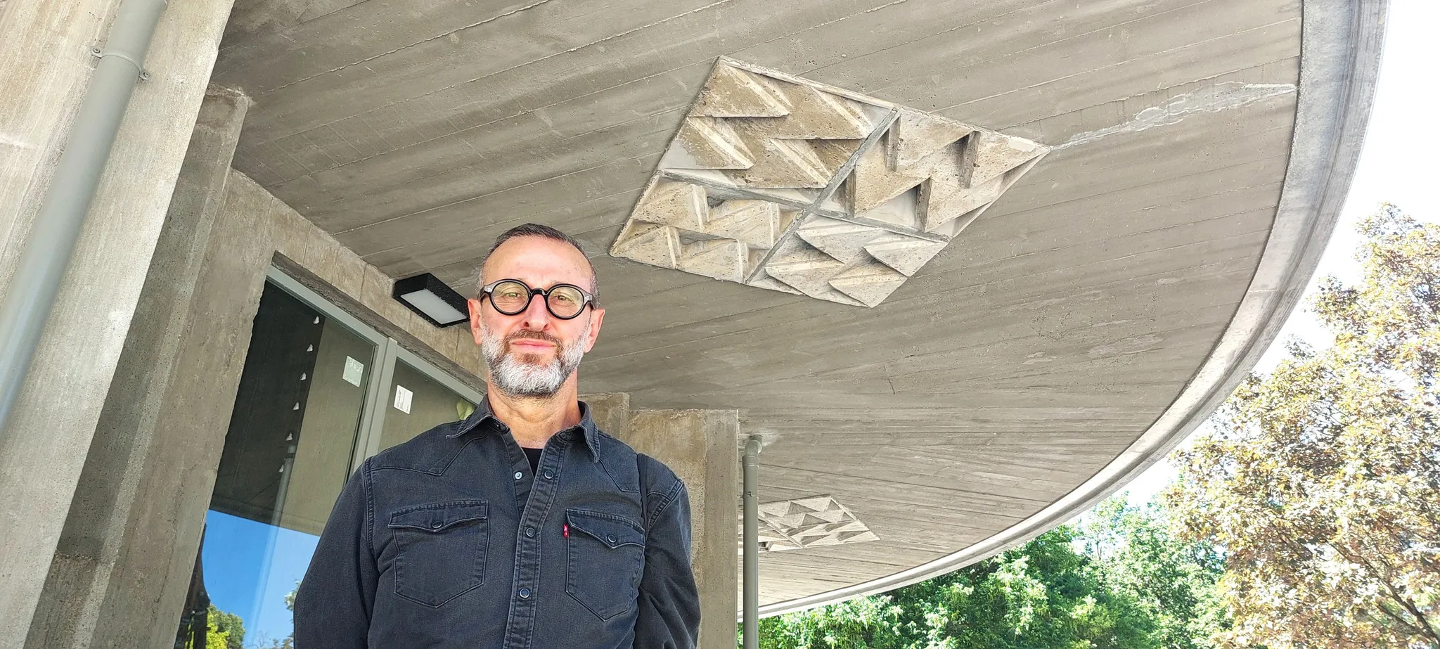 Pierre Rodière, scénographe du projet de réhabilitation de la tour Perret, sous la marquise montrant un rappel des claustras.