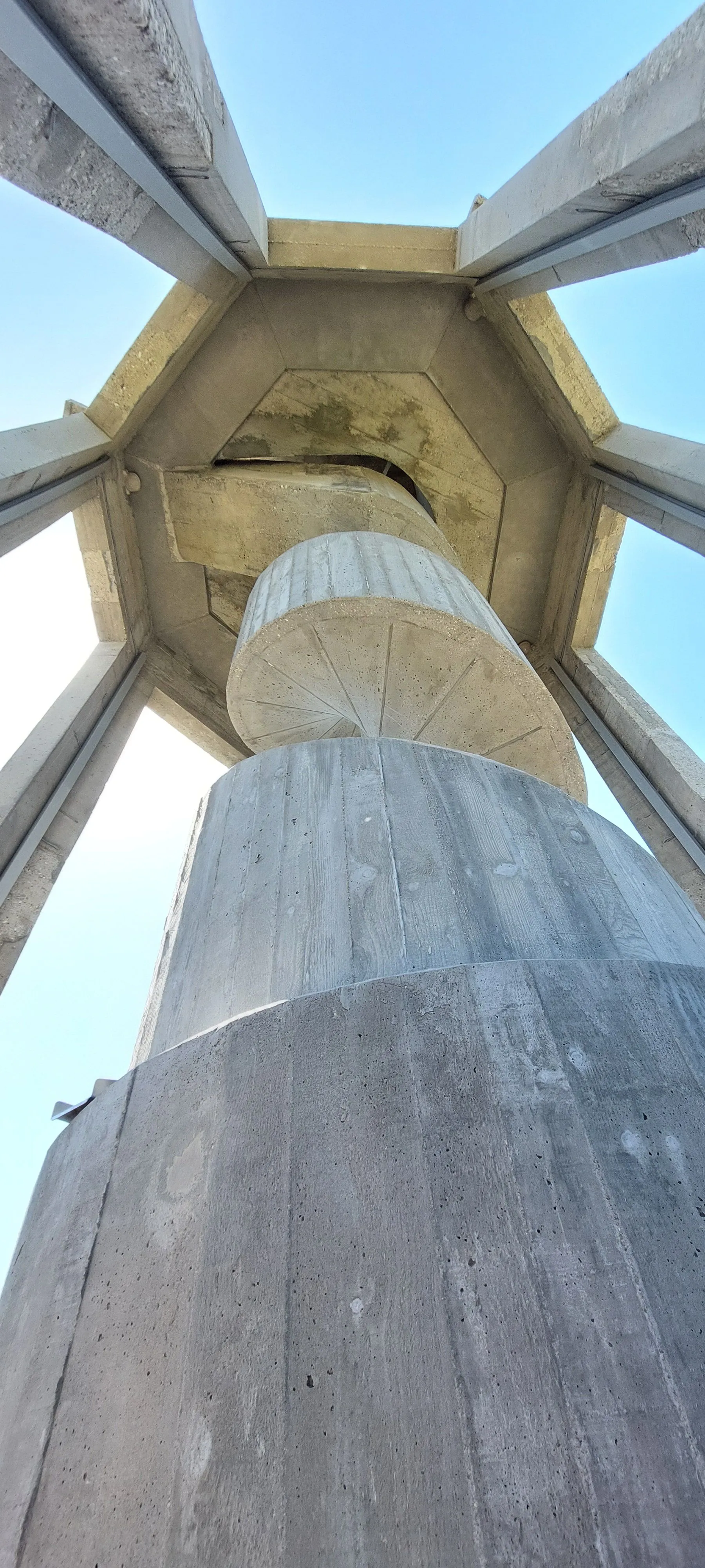 La partie extérieure de l'escalier hélicoïdal au sommet de la tour Perret qui a dû être reconstruite, "une prouesse technique" pour cet élément structurel.