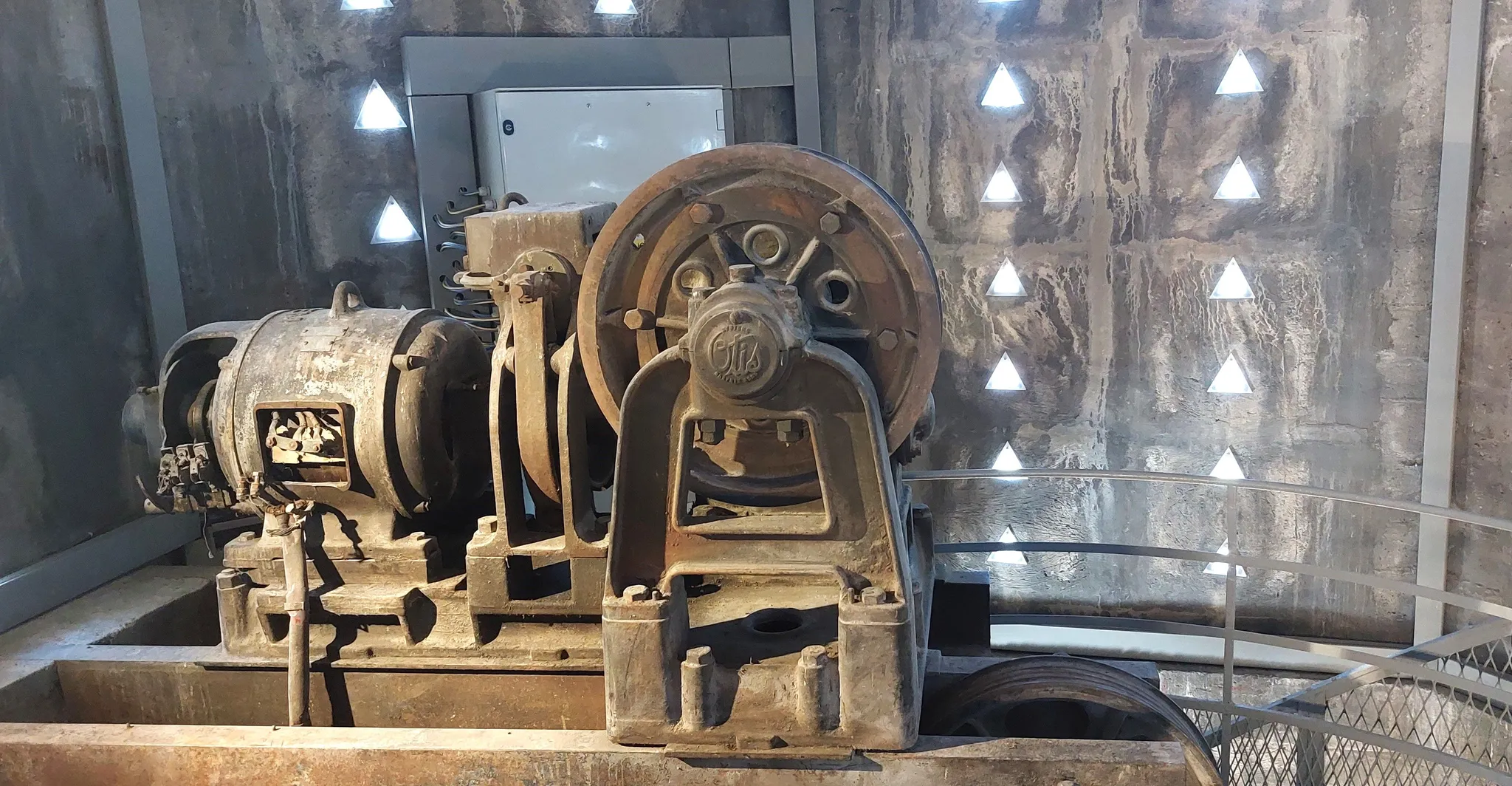 Un des éléments de la machinerie des ascenseurs Otis de 1925 est conservée à 65 mètres de la tour Perret de Grenoble.