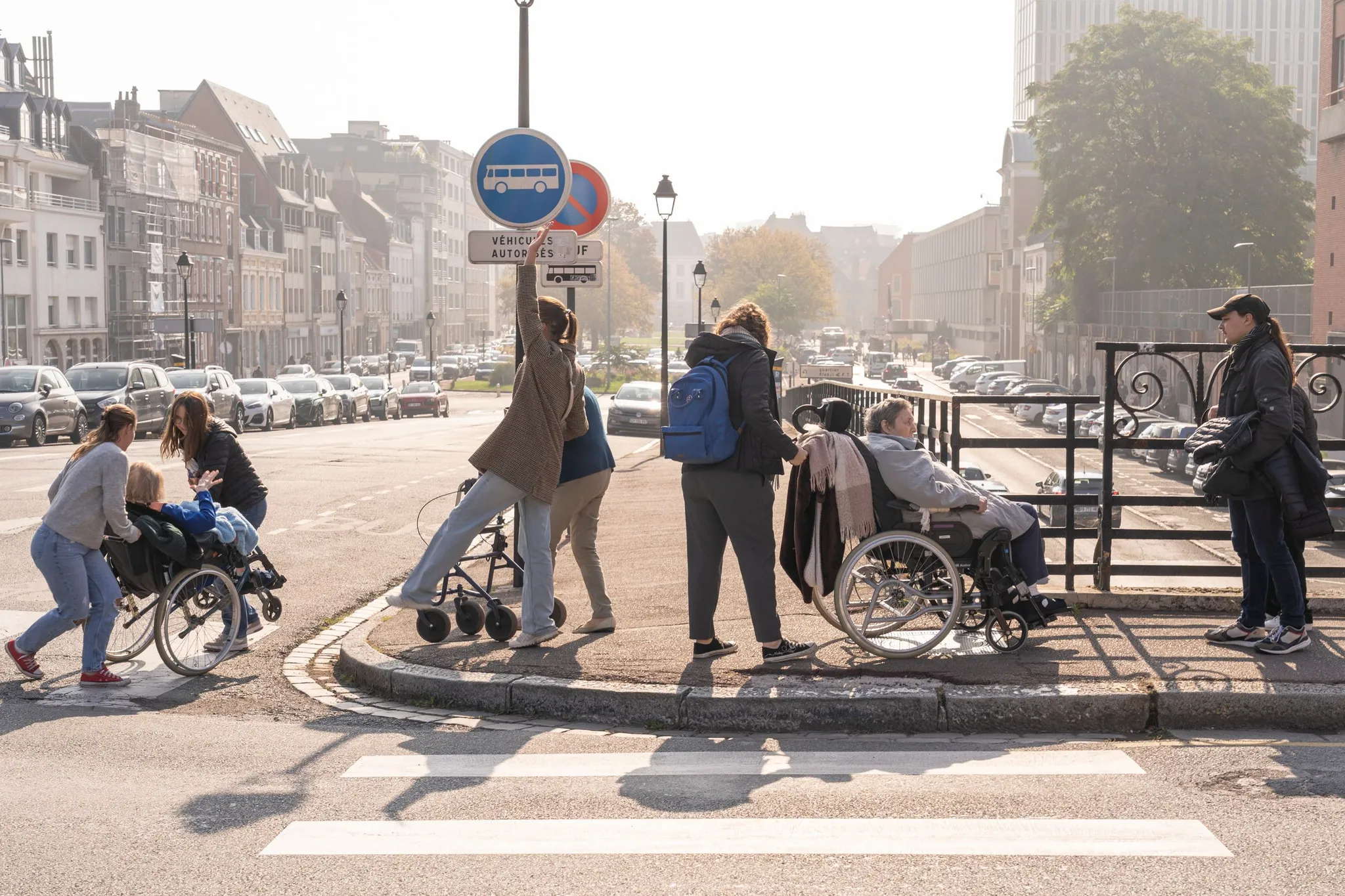 Chaque semaine, l’équipe emmène quelques résidentes et résidents au marché de Lille, septembre 2025
