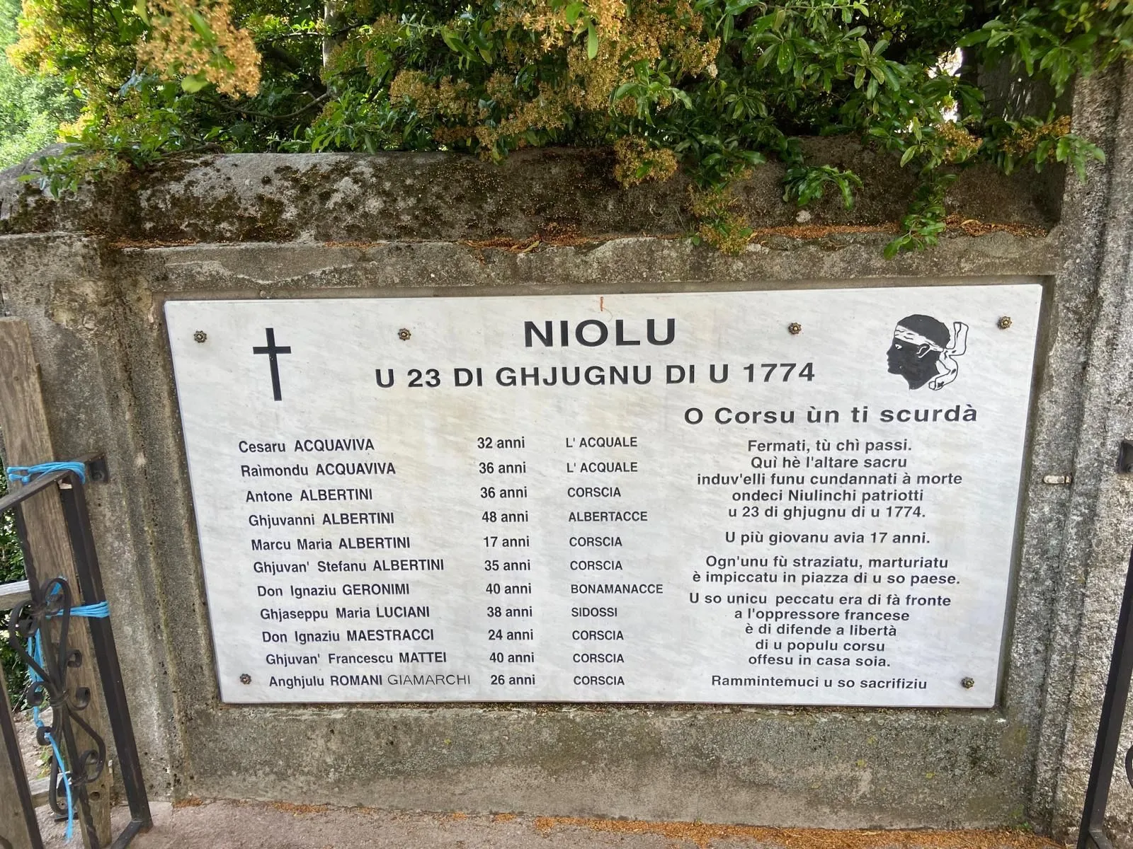 La plaque commémorative devant le couvent de Calacuccia