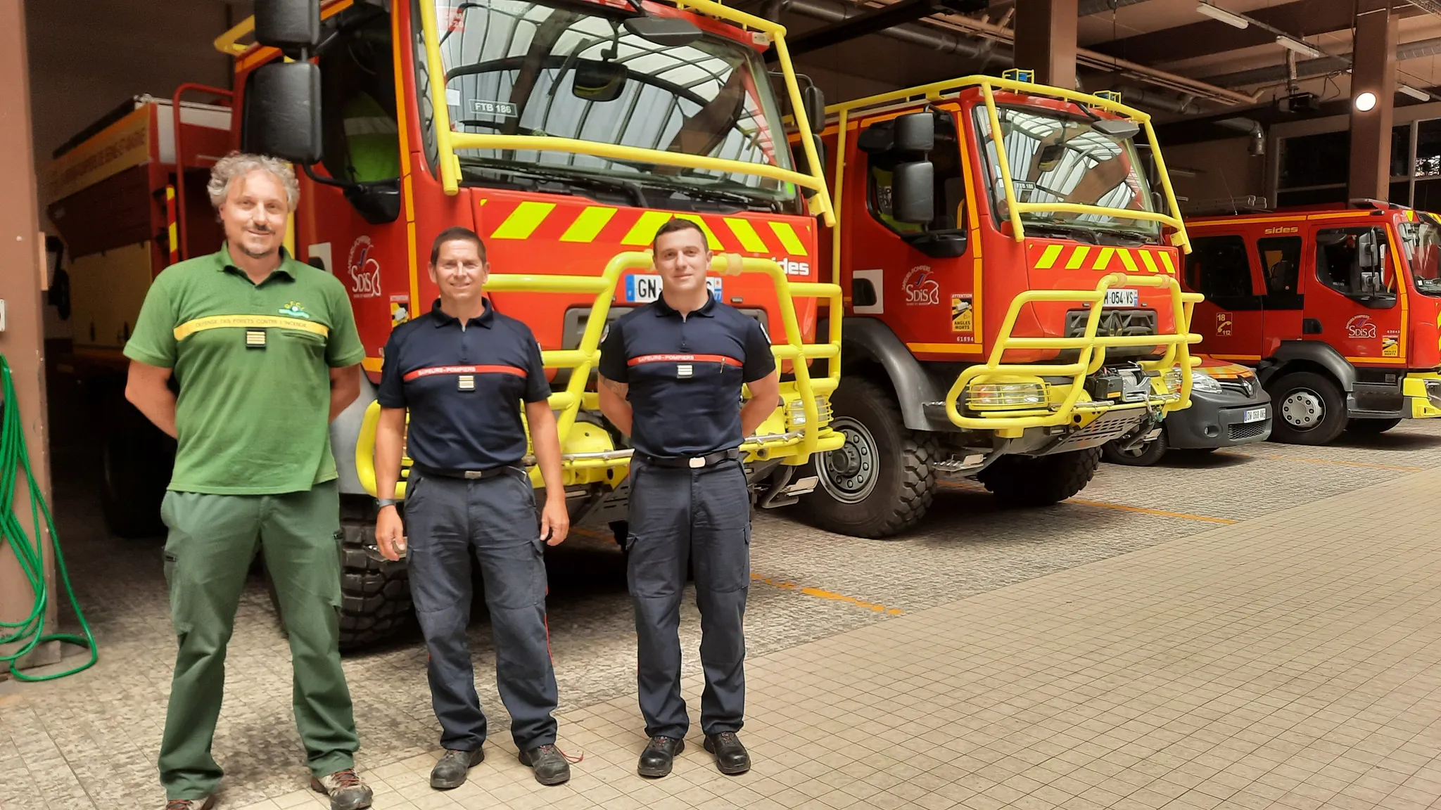 Les pompiers de la zone et Alexandre Butin, le responsable territorial adjoint du massif de Fontainebleau (ONF).