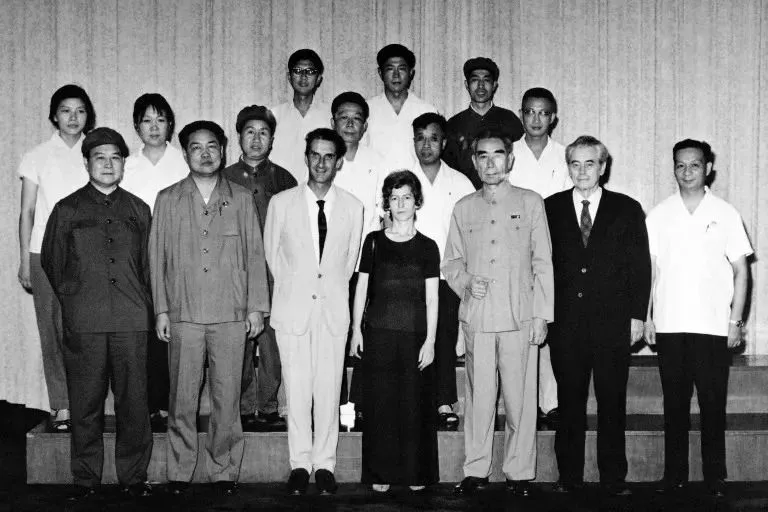 Marceline Loridan-Ivens aux côtés de son mari Joris Ivens, l'écrivain Jean Lacouture et Zhou Enlai, premier ministre de la RPC, Pékin, 29/07/1971