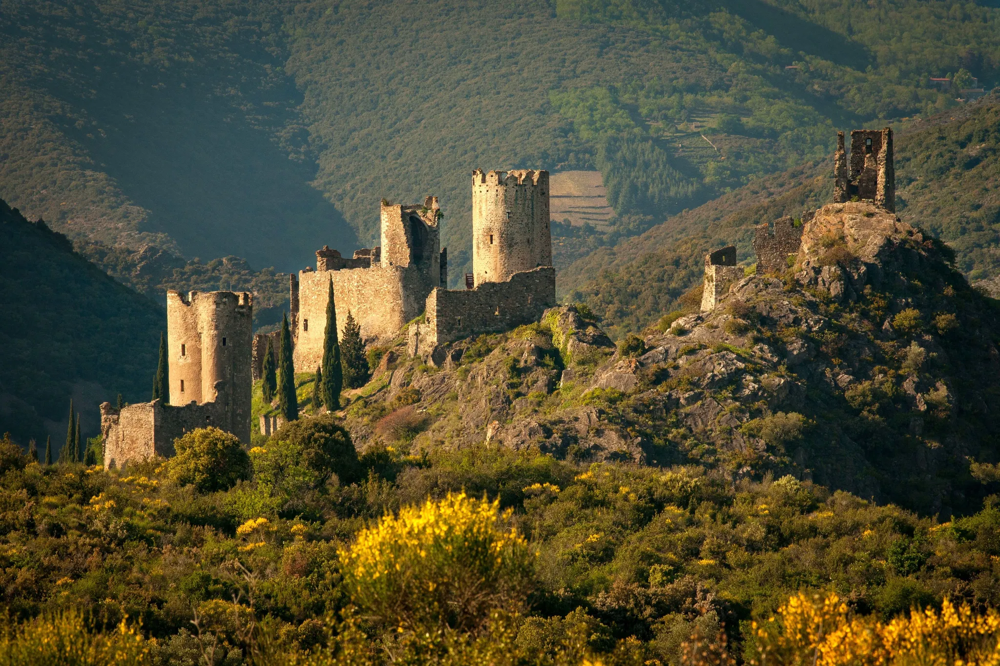 Situés à 20km au nord de Carcassonne, les quatre châteaux de Lastours : Cabaret, Tour Régine, Surdespine et Quertinheu, érigés à 285 mètres d'altitude.
