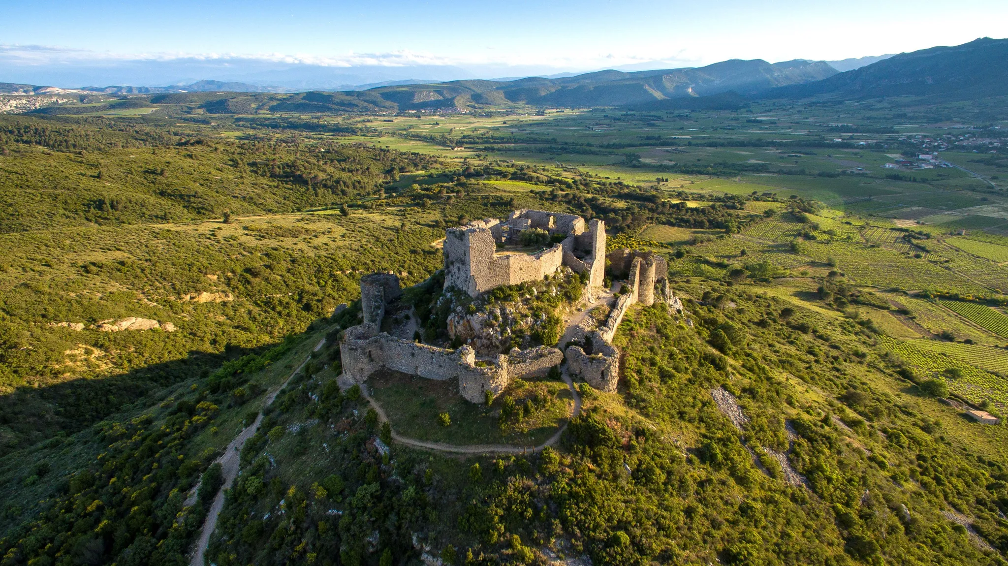 Le château d'Aguilar, situé sur une colline de 96 mètres de hauteur surplombant la plaine de Tuchan, dans l'Aude.