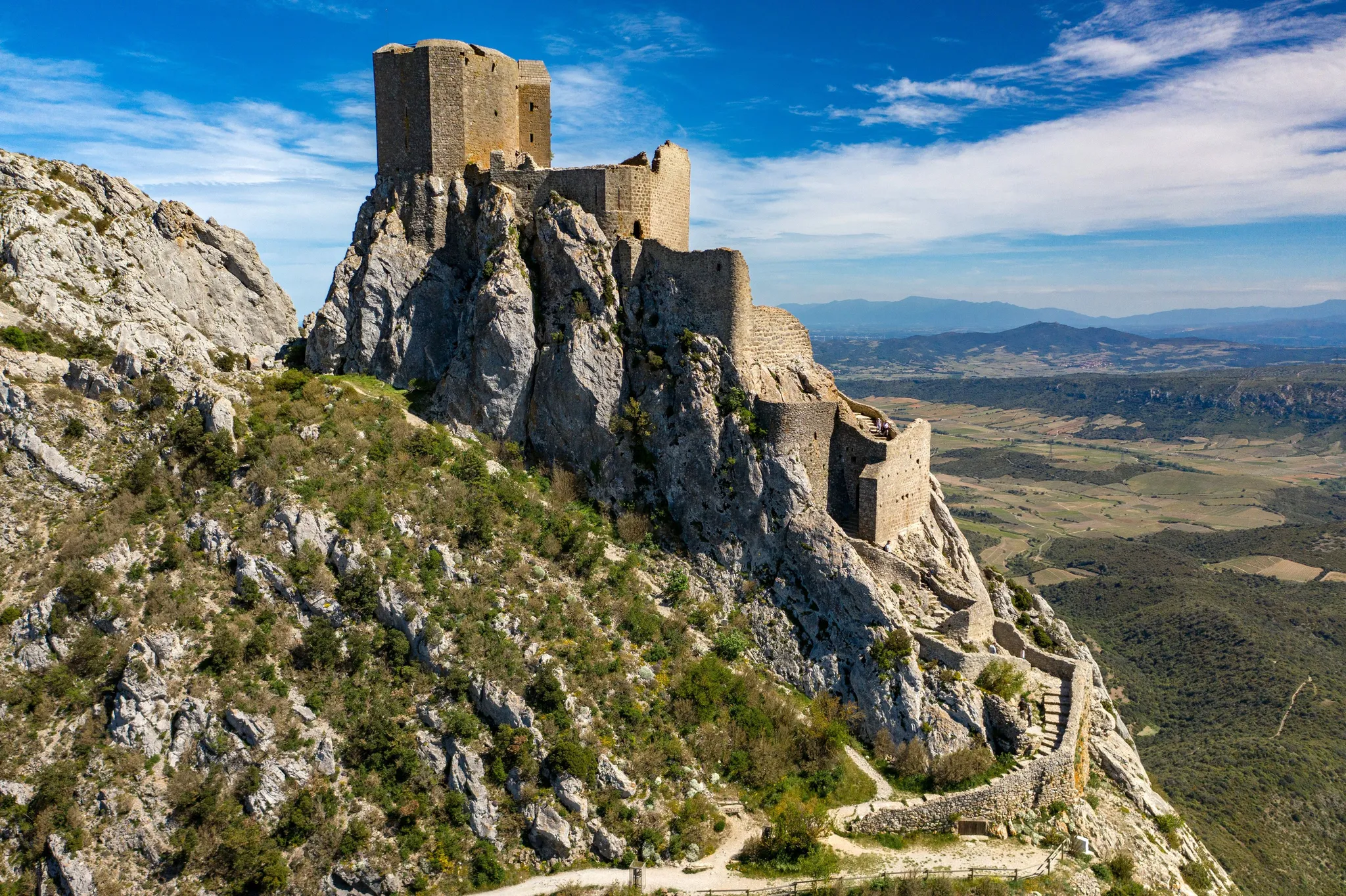 Le château de Quéribus, perché sur un étroit piton rocheux à 728 mètres d'altitude au-dessus du village de Cucugnan, dans l'Aude.
