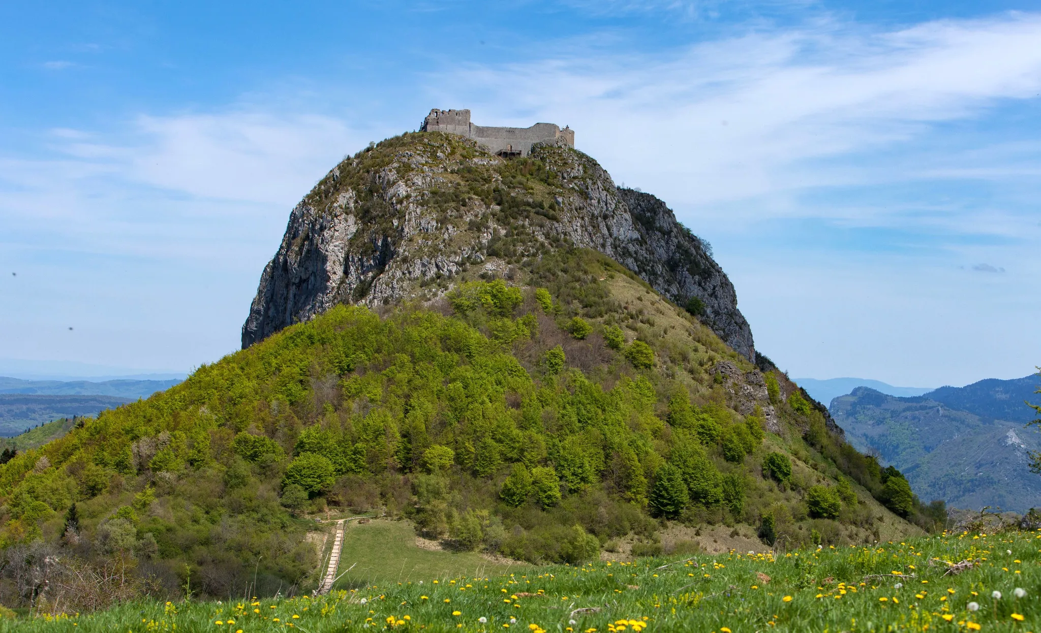 Le château de Montségur, en Ariège, à 1 207 mètres d'altitude, au-dessus du pays d'Olmes sur un pic nommé le Pog