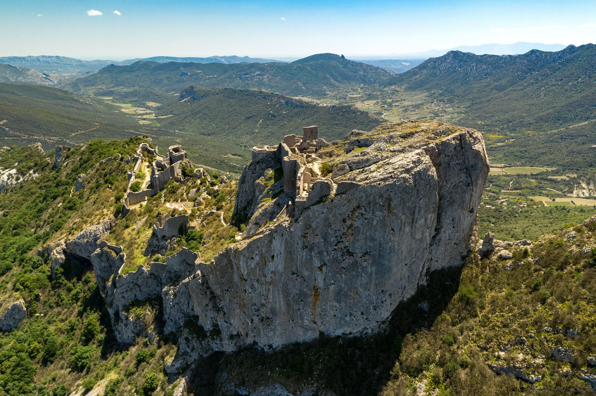 Le château en ruine de Peyrepertuse, sur une crête calcaire à près de 800 mètres d'altitude, se trouve à un peu plus de 80km au sud de Carcassonne.