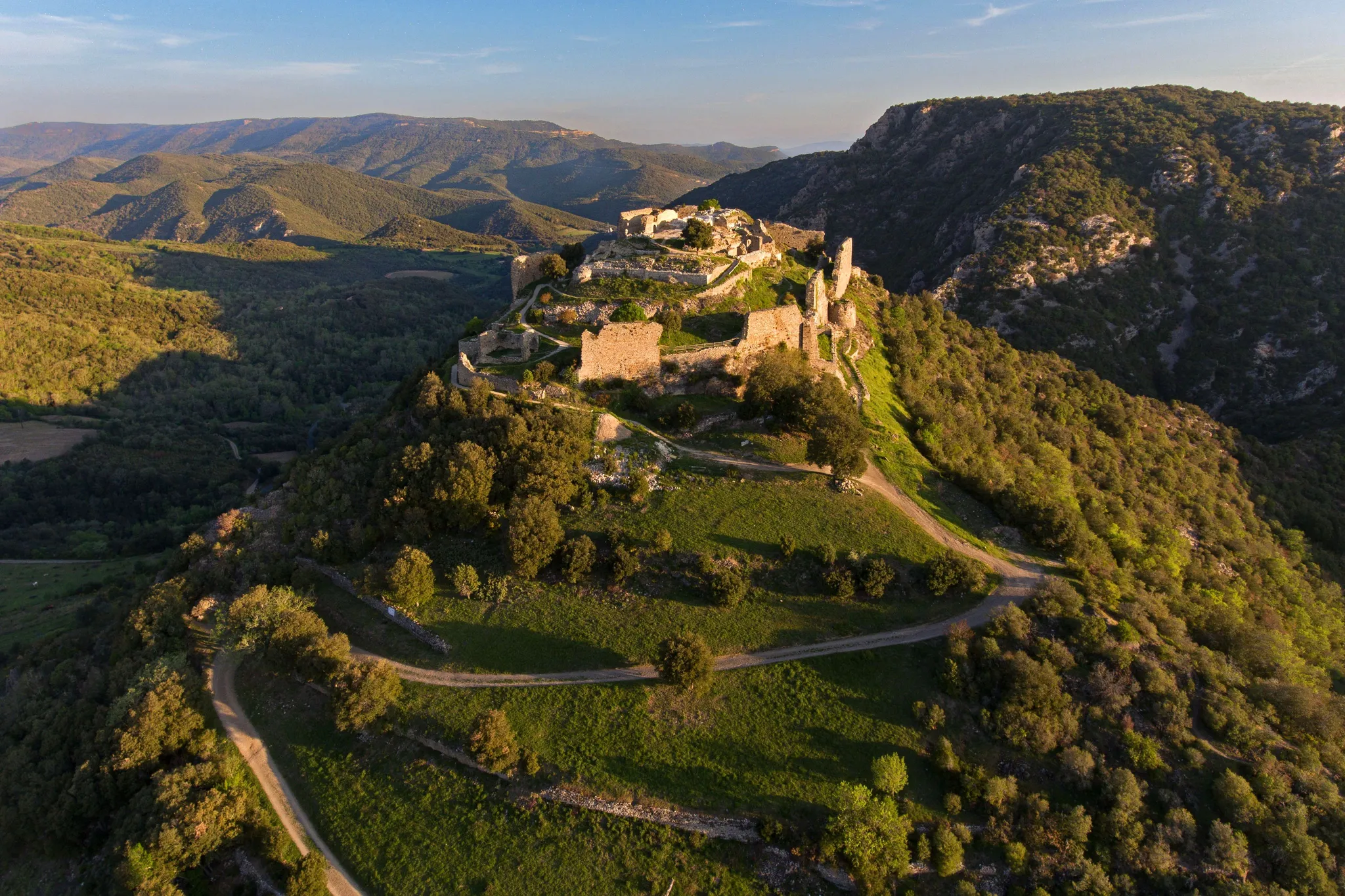 Le château de Termes, juché sur un roc dominant les gorges du Termenet, à 470 mètres d’altitude.