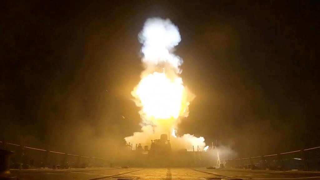 Un projectile est tiré lors de ce que le Commandement central américain (Centcom) qualifie de troisième série de frappes contre l'Iran cette semaine. La vidéo a été diffusée le 11 juillet 2026.