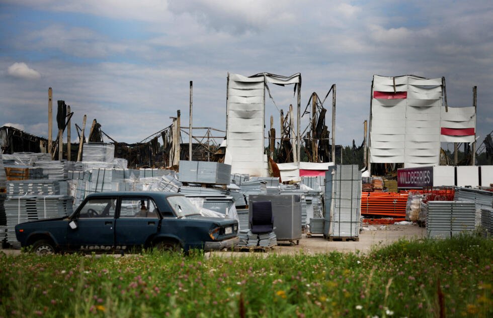 Les vestiges de l'entrepôt Wildberries détruit par un incendie à la suite d'une attaque de drones ukrainiens, dans la ville d'Elektrostal, dans la région de Moscou, en Russie, le 23 juillet 2026.