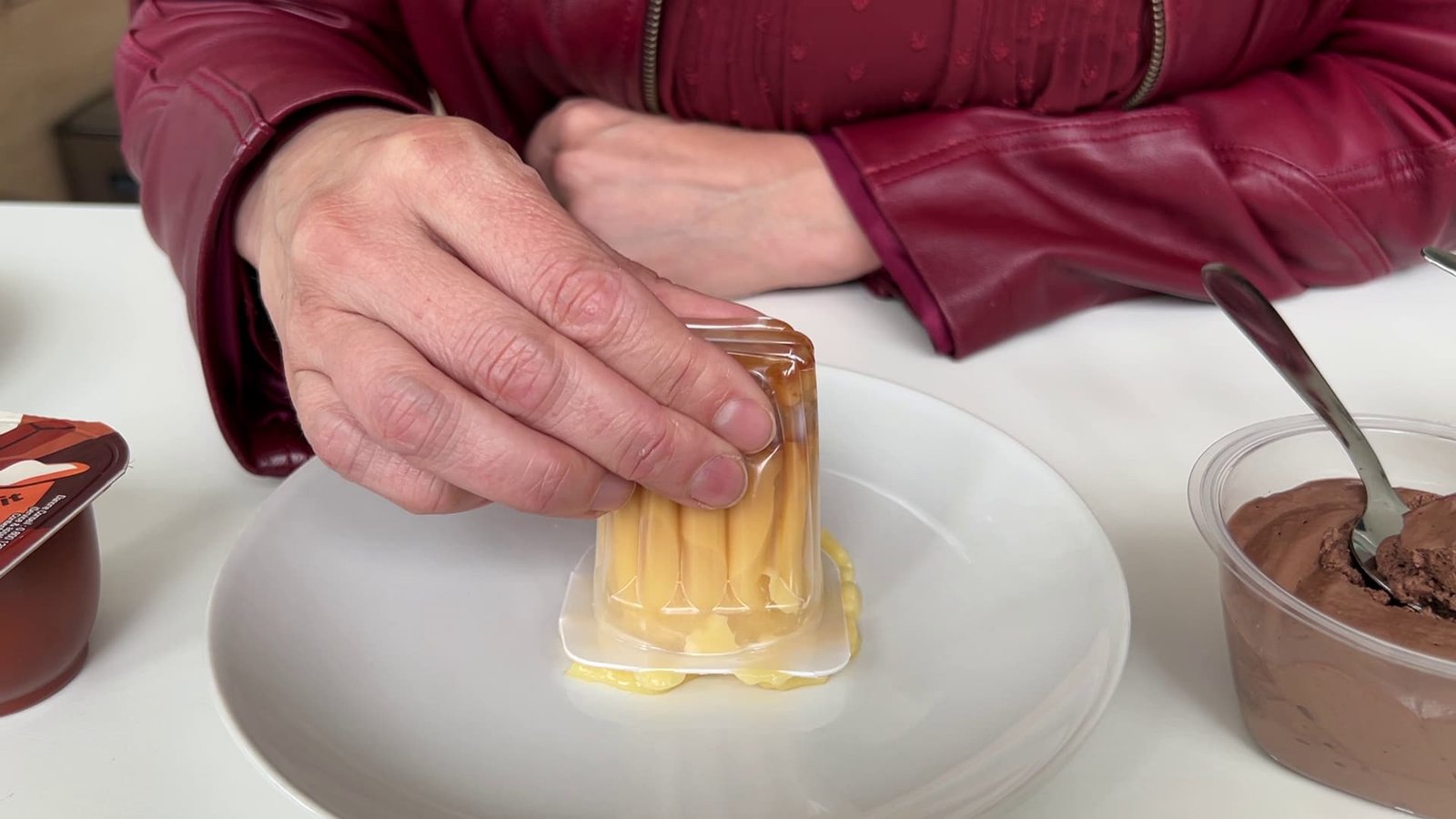 Un flan au caramel de la marque Danette, propriété du groupe Danone, présenté dans l'espace dédié aux tests consommateurs dans le centre de recherche et d'innovation du groupe Danone, sur le plateau de Saclay, au sud de Paris. Un flan au caramel de la marque Danette, propriété du groupe Danone, présenté dans l'espace dédié aux tests consommateurs dans le centre de recherche et d'innovation du groupe Danone, sur le plateau de Saclay, au sud de Paris.