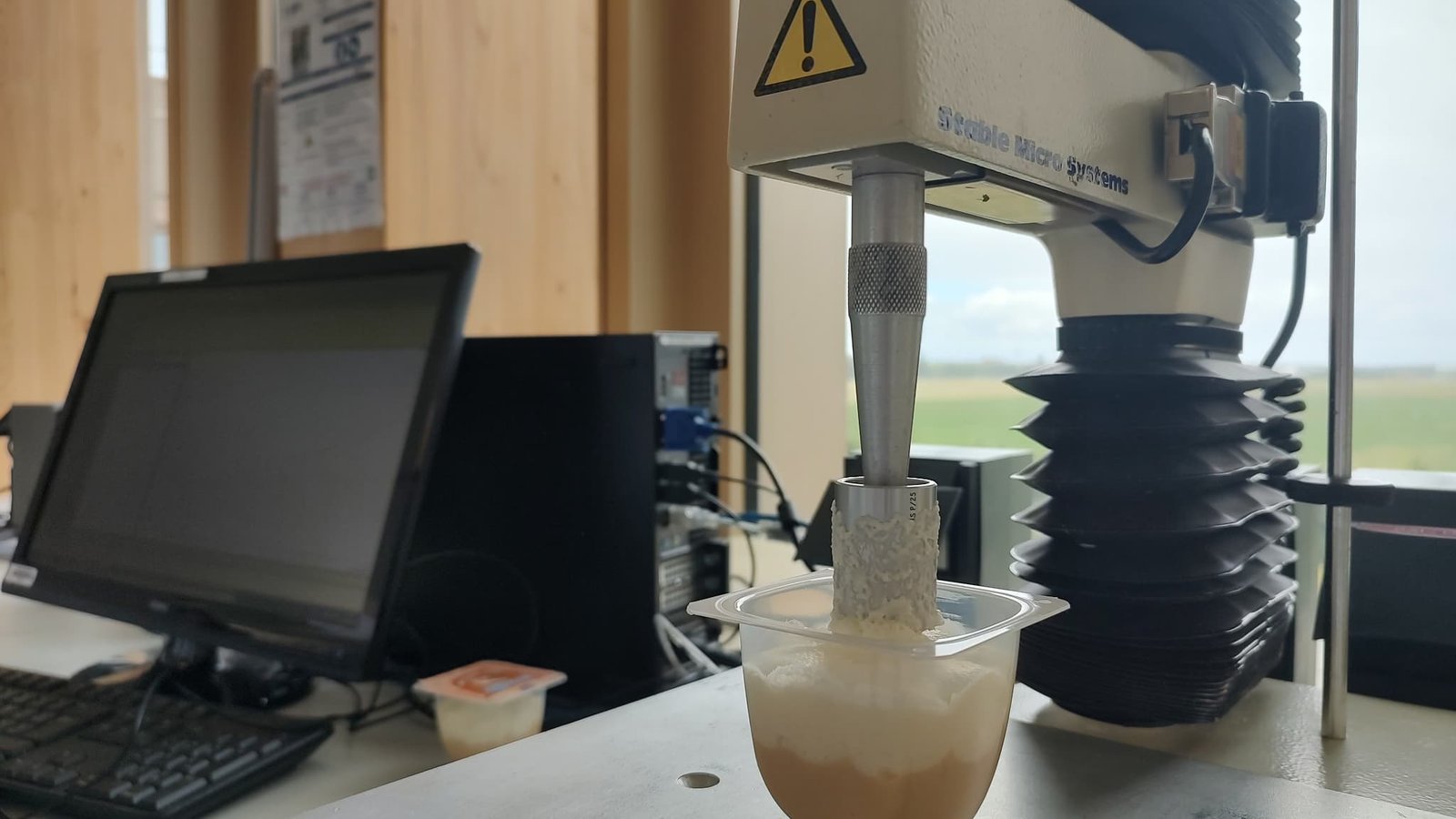 Un pénétromètre plonge dans un pot de liégeois de la marque Danette, propriété du groupe Danone, dans le laboratoire de science analytique du groupe Danone, sur le plateau de Saclay, au sud de Paris. Un pénétromètre plonge dans un pot de liégeois de la marque Danette, propriété du groupe Danone, dans le laboratoire de science analytique du groupe Danone, sur le plateau de Saclay, au sud de Paris.