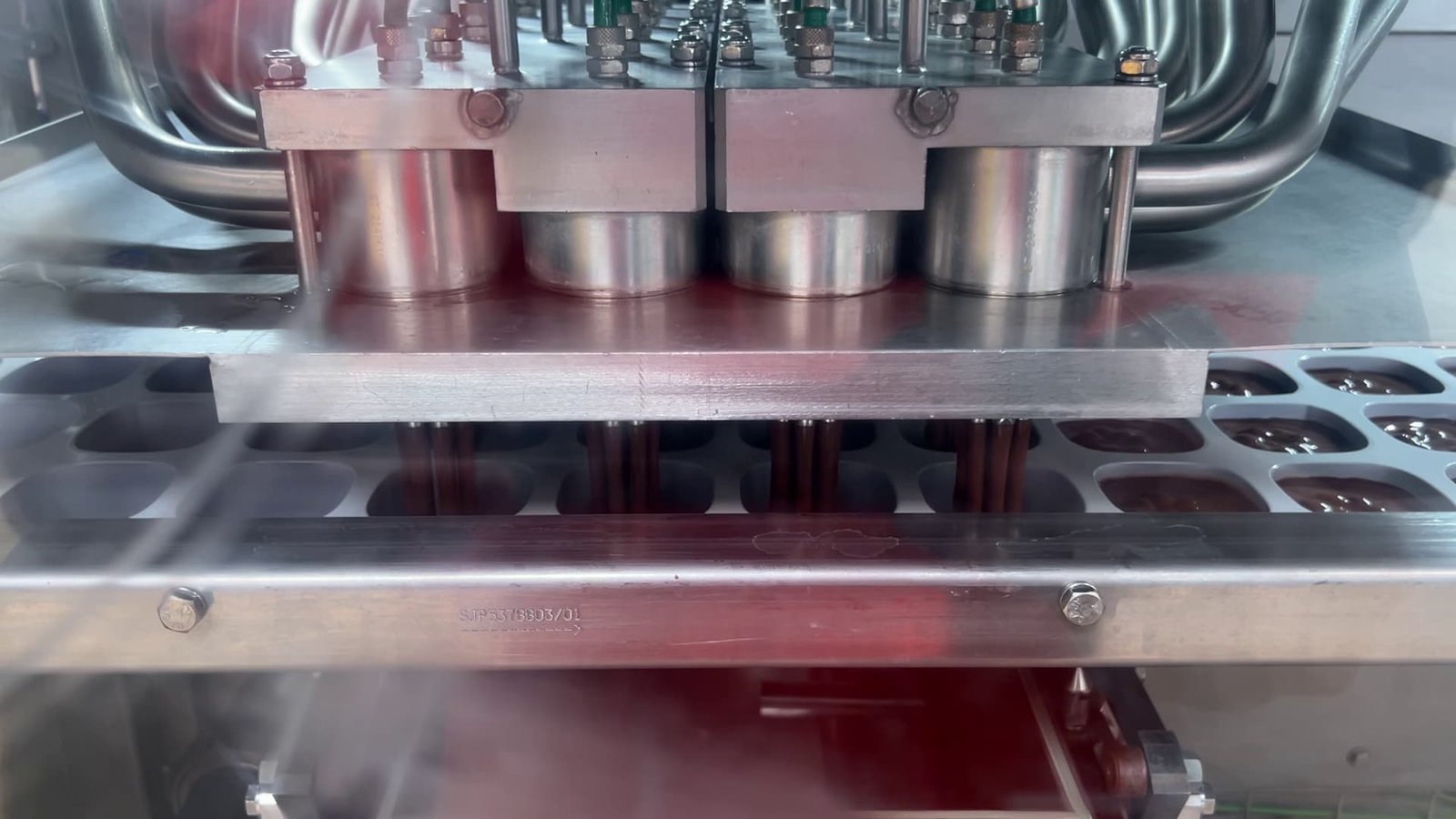 Des pots de liégeois de la marque Danette passent sur une ligne de conditionnement de l'usine Danone de Saint-Just-Chaleyssin, dans le nord de l'Isère. Des pots de liégeois de la marque Danette passent sur une ligne de conditionnement de l'usine Danone de Saint-Just-Chaleyssin, dans le nord de l'Isère.