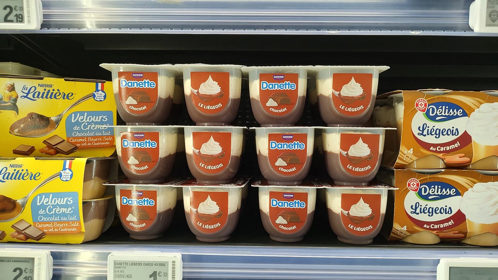 Des pots de liégeois de la marque Danone, propriété du groupe Danone, vendus dans un supermarché français. 