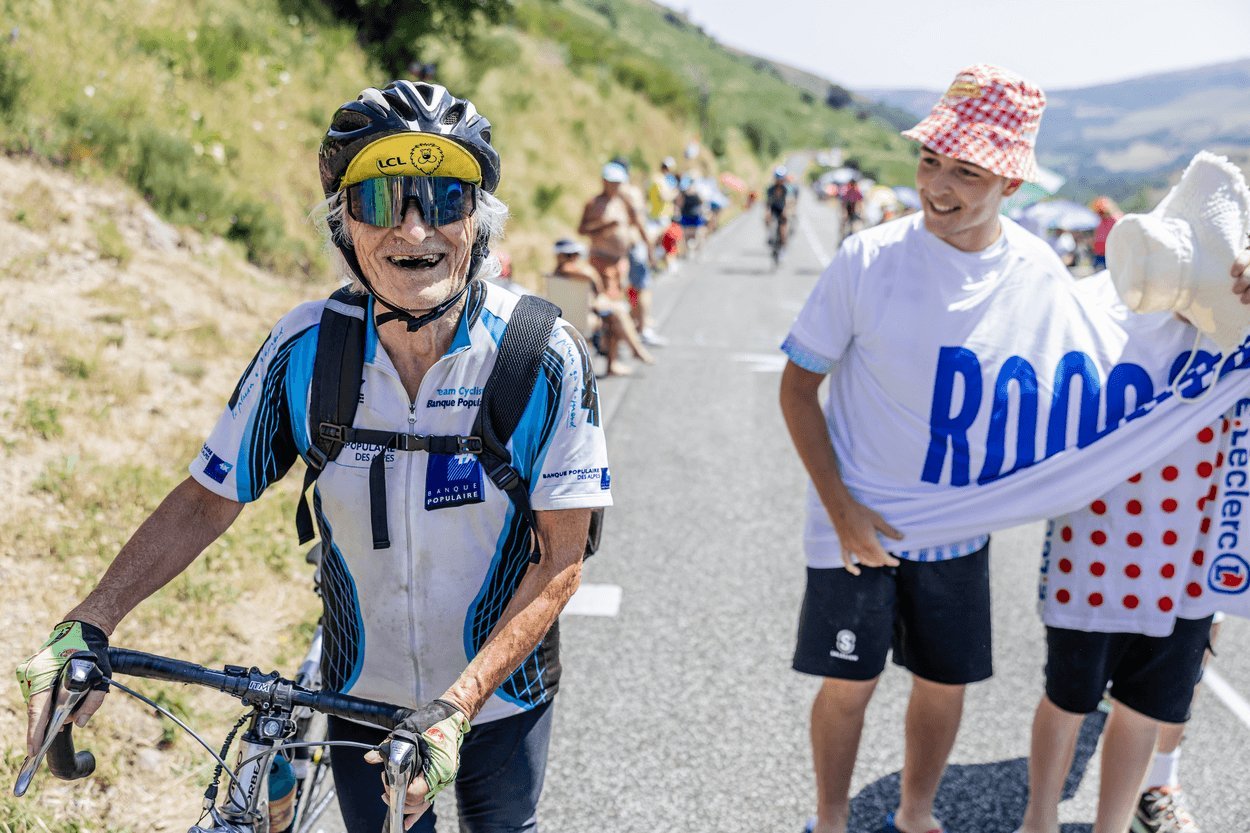 Un cycliste tout sourire après son ascension du pas de Peyrol.