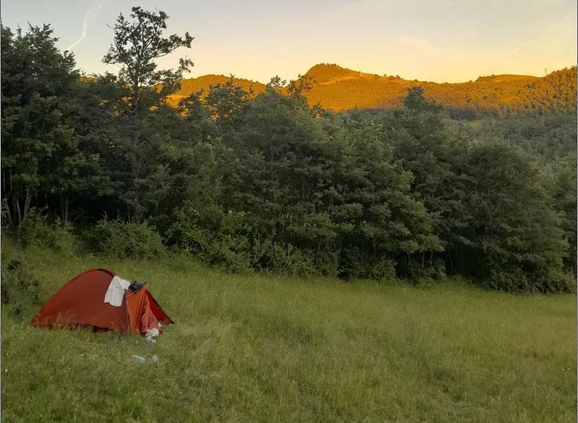 Chassé de l’ermitage de Cerbaiolo (Toscane), le duo a dormi à la belle étoile, au pied de la chaîne des Apennins.