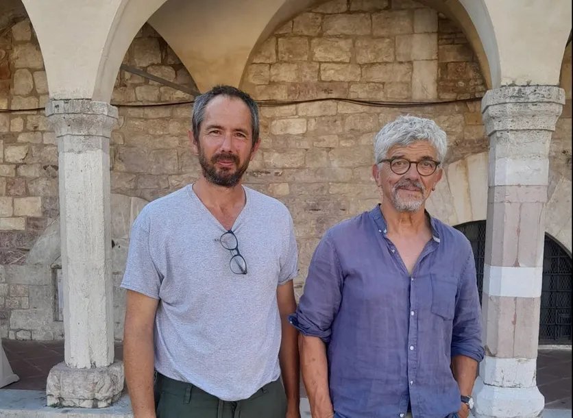 L’écrivain Charles Wright (à g.) et son ami Serge, avec qui il parcourt le chemin Di qui passo Francesco.