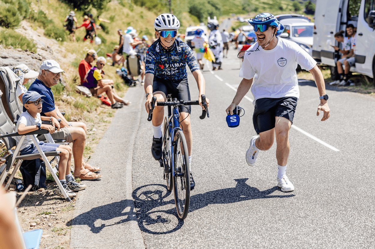 Un jeune coureur amateur vivement encouragé par un supporter.