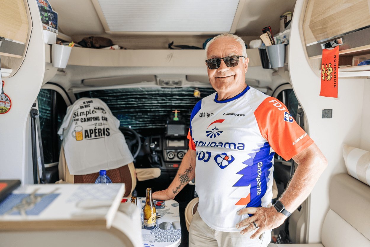Un fan de vélo dans son camping-car.