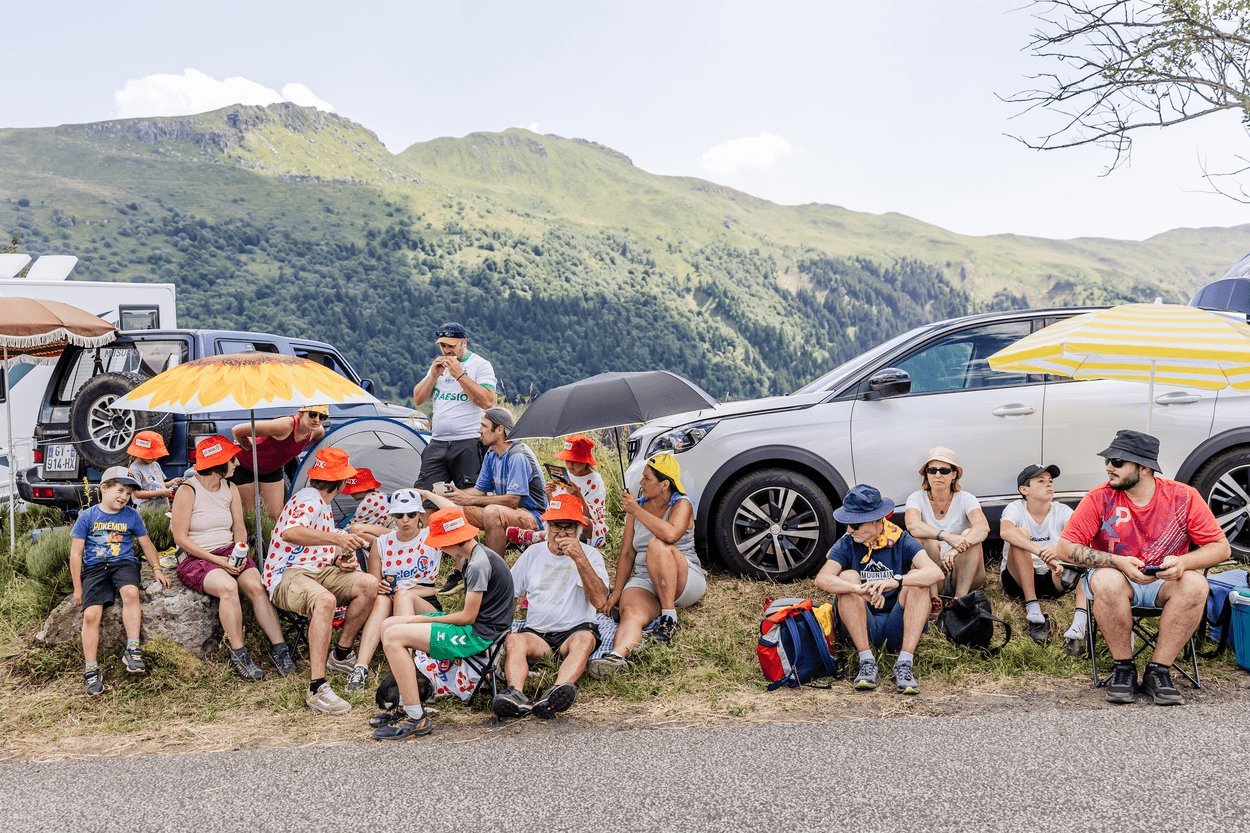 Des spectateurs sur le bord de la route.